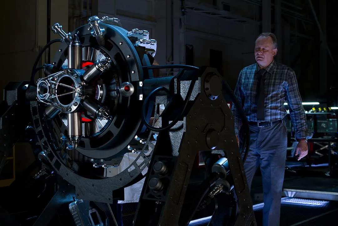Selvig exams the Tesseract