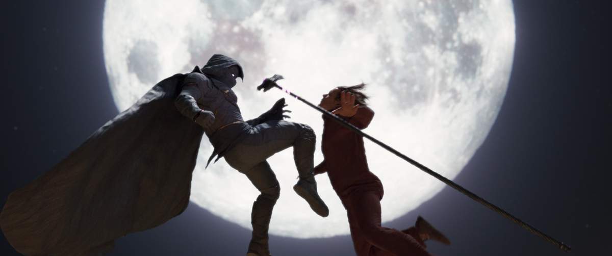 Moon Knight - Moon Knight (Oscar Isaac) and Arthur Harrow (Ethan Hawke)