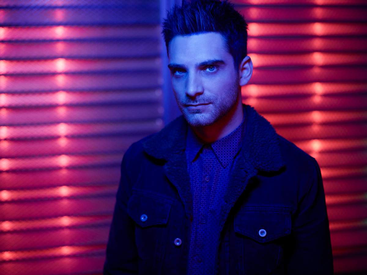 Jeff Ward as Deke Shaw